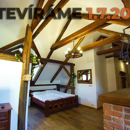 Apartmanovy Dum 13 Podkrovi 1 شقة *