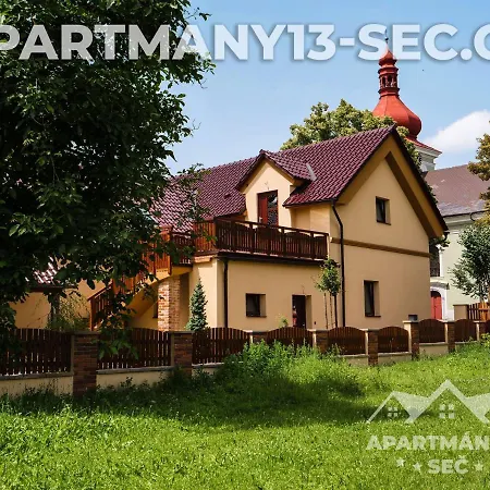 شقة Apartmanovy Dum 13 Podkrovi 1