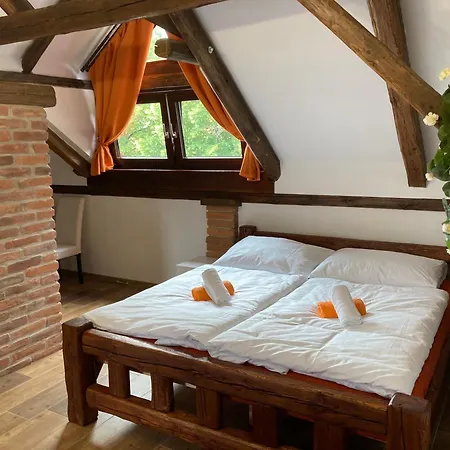 Apartmanový Dům 13 Podkroví 1
